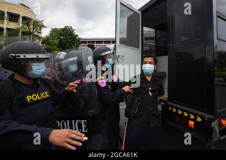 Bangkok, Thailand. August 2021. Die Polizei verhaftete während der Demonstration einen Protestierenden am Demokratie-Denkmal.die pro-demokratische „Freie Jugend“-Gruppe, die den Rücktritt des thailändischen Premierministers und die Reform der Monarchie forderte, kündigte ihren Plan an, den Großen Palast zu besuchen, was zu einer Konfrontation zwischen Demonstranten und der Bereitschaftspolizei führen würde. Kredit: SOPA Images Limited/Alamy Live Nachrichten Stockfoto