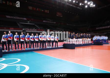 Silbermedaillengewinnerinnen, Team ROC (ROC), Goldmedaillengewinnerinnen, Team France (FRA) und Bronzemedaillengewinnerinnen, Das Team Argentina (ARG) feiert am 7. August 2021 in der Ariake Arena in Tokio, Japan, auf dem Podium bei der Volleyball - Männermedaillenzeremonie während der Olympischen Spiele 2020 in Tokio. Quelle: Naoki Nishimura/AFLO SPORT/Alamy Live News Stockfoto