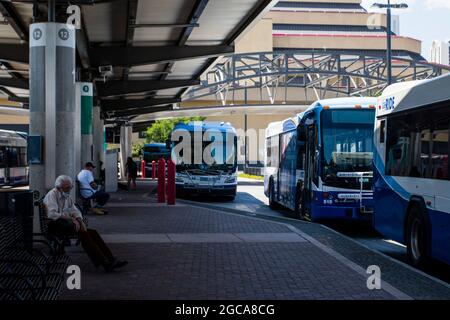 Reno, Nevada, USA. August 2021. Die Passagiere werden als gestrandet dargestellt, weil ein Busfahrer streikt.Busfahrer streiken, nachdem die Gewerkschaftsnegationen gescheitert sind. Die Stadt ist ohne öffentliche Verkehrsmittel. (Bild: © Ty O'Neil/SOPA Images via ZUMA Press Wire) Stockfoto