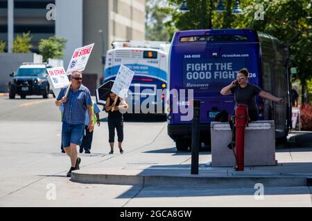 Reno, Nevada, USA. August 2021. Während des Streiks halten Demonstranten Streikzeichen an einer Bushaltestelle.Busfahrer streiken, nachdem die Gewerkschaftsnegationen gescheitert sind. Die Stadt ist ohne öffentliche Verkehrsmittel. (Bild: © Ty O'Neil/SOPA Images via ZUMA Press Wire) Stockfoto