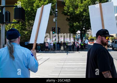 Reno, Nevada, USA. August 2021. Während des Streiks halten Demonstranten Streikzeichen an einer Bushaltestelle.Busfahrer streiken, nachdem die Gewerkschaftsnegationen gescheitert sind. Die Stadt ist ohne öffentliche Verkehrsmittel. (Bild: © Ty O'Neil/SOPA Images via ZUMA Press Wire) Stockfoto