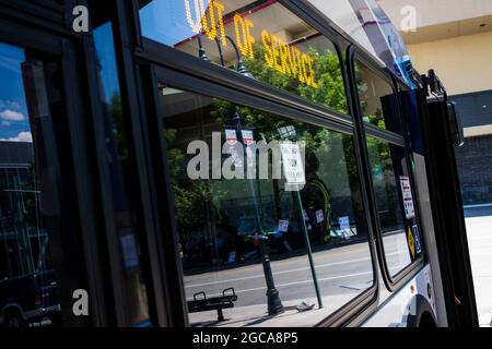 Reno, Nevada, USA. August 2021. Ein Bus, der während des Streiks über die Dienstausfahrt geschrieben wurde.Busfahrer streiken, nachdem die Gewerkschaftsnegationen gescheitert sind. Die Stadt ist ohne öffentliche Verkehrsmittel. (Bild: © Ty O'Neil/SOPA Images via ZUMA Press Wire) Stockfoto