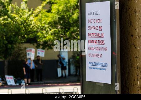 Reno, Nevada, USA. August 2021. Eine Mitteilung, die die Passagiere über die Arbeitsniederlegung informiert, die während des Streiks zu sehen war.Busfahrer streiken, nachdem die Gewerkschaftsnegationen gescheitert sind. Die Stadt ist ohne öffentliche Verkehrsmittel. (Bild: © Ty O'Neil/SOPA Images via ZUMA Press Wire) Stockfoto