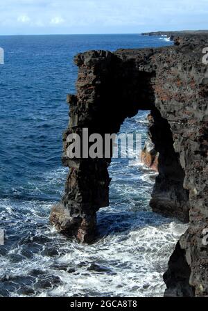 Holei Sea Arch ist einer von vielen, die durch die rauhen Wellen an der Küste des Hawaii Volcanoes National Park auf der Big Island gebildet werden. Stockfoto