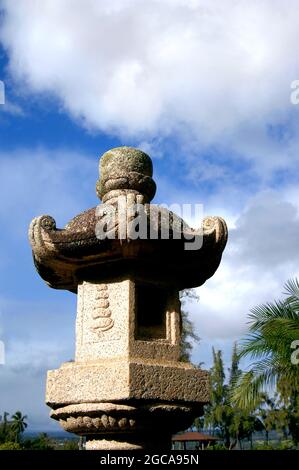 Authentische japanische Steinlaterne befindet sich im Liliuokalani Park in Hilo auf der Big Island von Hawaii. Stockfoto