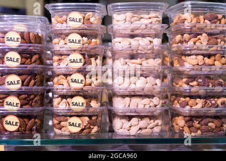 Vorgepackte Cashewnuss im Regal zum Verkauf im Londoner Whole Food Supermarkt England Stockfoto