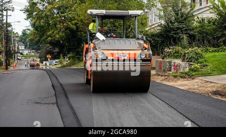 NORWALK, CT, USA - 28. JULI 2021: Schwermaschinen von Grasso-Unternehmen arbeiten am Straßenbau Stockfoto