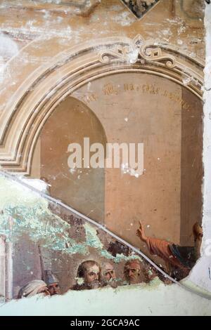 Serpuchow, Russland - 18. Juni 2021: Erhaltene Fresken an der Wand am Eingang der Raspjatskij-Kathedrale Stockfoto