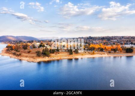 Lake Shore Town Jindabyne am Jindabyne Lake und verschneiten Fluss in Australian Snowy Mountains - Luftaufnahme am Seeufer. Stockfoto