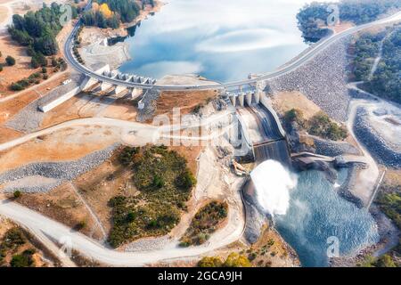 Wasserdamm am Snowy River in den Snowy Mountains von Australien - Luftaufnahme von oben nach unten. Stockfoto