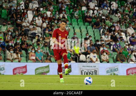 Roger Ibanez (3 ALS Roma) in Aktion beim Vorsaison-Freundschaftsspiel zwischen Real Betis und AS Roma im Benito Villamarin Stadium in Sevilla, Spanien Stockfoto