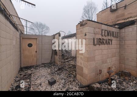 Greenville, USA. August 2021. Die Überreste der Greenville Library, die durch den Dixie-Brand zerstört wurde, liegen am 6. August 2021 in den rauchigen Trümmern in der Innenstadt von Greenville, CA. (Foto: Daniel Brown/Sipa USA) Quelle: SIPA USA/Alamy Live News Stockfoto