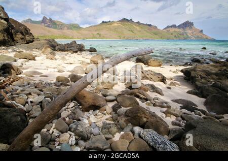 Ein felsiger Strand neben einem Gewässer Stockfoto