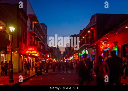 New Orleans Saints Fans feiern auf der Bourbon Street, während die New Orleans Saints im Super Bowl am 7. Februar 2010 in New Orleans die Indianapolis Colts spielen. Stockfoto