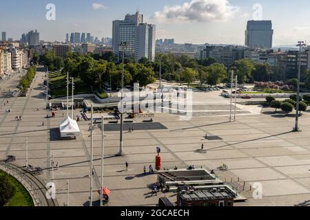 Taksim, Istanbul, Türkei - Juni 26 2021: Istanbul Stadtzentrum, Taksim Platz und Gezi Park Luftaufnahme. Beliebtes Touristenziel Stockfoto