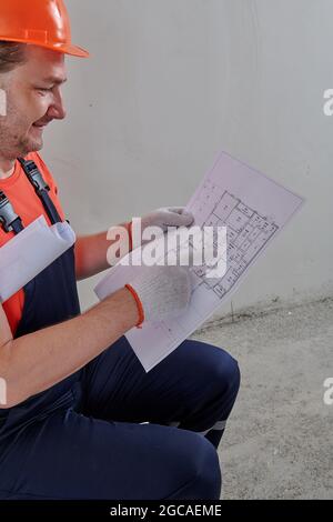 Projektzeichnung in den Händen eines Ingenieurs Stockfoto