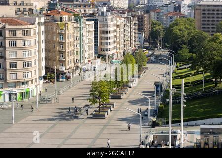 Taksim, Istanbul, Türkei - Juni 26 2021: Istanbul Stadtzentrum, Taksim Platz und Gezi Park Luftaufnahme. Beliebtes Touristenziel Stockfoto