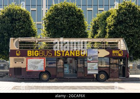 Taksim, Istanbul, Türkei - 26 2021. Juni: Großer Bus, Hop on Hop off Istanbul Touristische Stadtrundfahrt-Bus Stockfoto