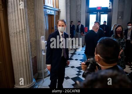 Washington, Vereinigte Staaten Von Amerika. August 2021. Der Senator der Vereinigten Staaten, Ron Wyden (Demokrat von Oregon), verlässt die Senatskammer während einer Abstimmung im US-Kapitol in Washington, DC, am Samstag, dem 7. August 2021. (Foto von Rod Lampey/CNP/Sipa USA) Quelle: SIPA USA/Alamy Live News Stockfoto