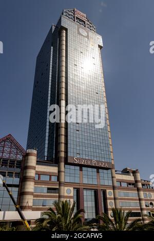 Besiktas, Istanbul - Türkei - Juni 26 2021: Suzer Plaza Residenzen, Büros und Ritz Carlton Hotel Gebäude Stockfoto