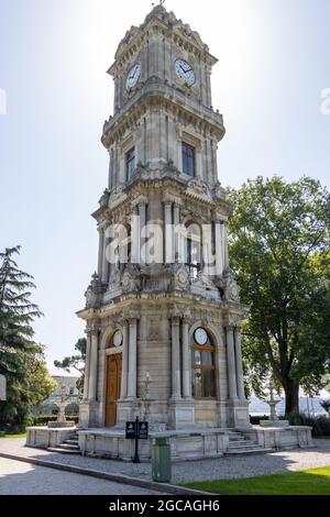 Besiktas, Istanbul - Türkei - 26 2021. Juni: Dolmabahce Palast und Uhrturm, Außenansicht Stockfoto