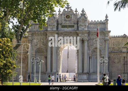 Besiktas, Istanbul - Türkei - 26 2021. Juni: Dolmabahce Palast und Uhrturm, Außenansicht Stockfoto