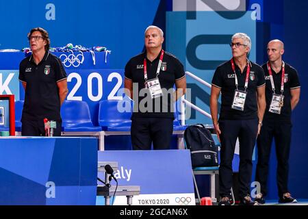 Tokio, Japan. August 2021. TOKIO, JAPAN - 8. AUGUST: Assistenztrainer Amedeo Pomilio aus Italien, Cheftrainer Allessandro Campagna aus Italien, Assistenztrainer Alessandro Duspiva aus Italien während des 7.-8. Wettkampfs der Männer bei den Olympischen Wasserball-Turnieren in Tokio 2020 zwischen Montenegro und Italien am 8. August 2021 im Tatsumi Waterpolo Center in Tokio, Japan (Foto von Marcel ter Bals/Orange Picics) Credit: Orange Pics BV/Alamy Live News Stockfoto