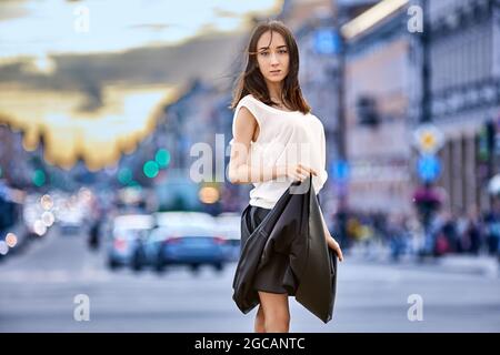 Anmutige teen Mädchen im Rock steht auf der Straße im Sommer. Stockfoto