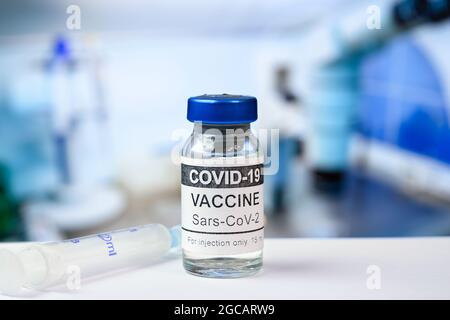Coronavirus-Impfstoff in der Klinik, Flasche mit COVID-19-Impfstoff in Laborklosung. Konzept des Corona-Virus, Impfstoffforschung, Wissenschaft, Wiedereröffnung, inje Stockfoto