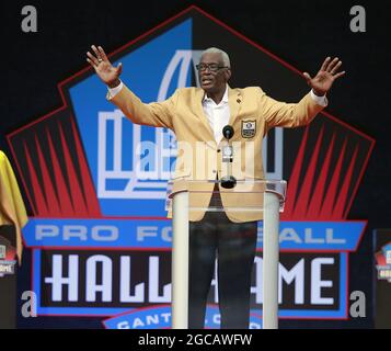 Canton, Vereinigte Staaten. August 2021. Harold Carmichael, der 2020-Jährige, spricht während seiner Verankerung in der Pro Football Hall of Fame im Tom Benson Hall of Fame Stadium in Canton, Ohio am Samstag, 7. August 2021. Foto von Aaron Josefczyk/UPI Credit: UPI/Alamy Live News Stockfoto