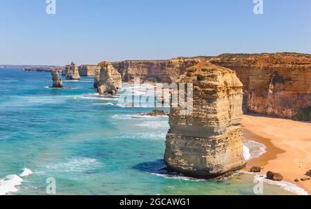 Die Twelve Apostles auf der Great Ocean Road in Victoria ist eines der berühmtesten Naturdenkmäler Australiens. Das Gebiet kann von Victoria's c besucht werden Stockfoto