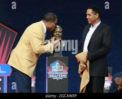 Canton, Vereinigte Staaten. August 2021. Steve Atwater, der 2020-er-Klasse, küsst seine Büste während seiner Verankerung in der Pro Football Hall of Fame im Tom Benson Hall of Fame Stadium in Canton, Ohio am Samstag, 7. August 2021. Foto von Aaron Josefczyk/UPI Credit: UPI/Alamy Live News Stockfoto