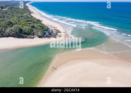 Eine Luftaufnahme des Lake Cathie Beach und des Baches an der mittleren Nordküste von NSW Australia. Fantastische Urlaubslage mit Strand und Mündung zu erkunden. Stockfoto