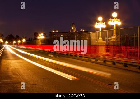 Leichte Wanderwege auf der Colorado Street Bridge in Pasadena Stockfoto