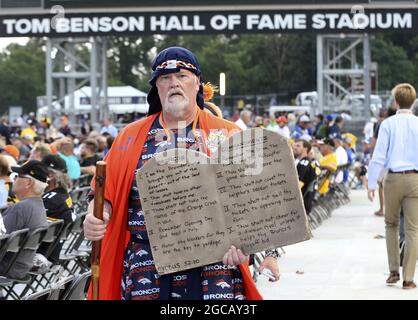 Canton, Vereinigte Staaten. August 2021. Ein Fan der Denver Broncos zeigt die Bronco-Gebote während der Pro Football Hall of Fame im Tom Benson Hall of Fame Stadium in Canton, Ohio, am Samstag, den 7. August 2021. Foto von Aaron Josefczyk/UPI Credit: UPI/Alamy Live News Stockfoto