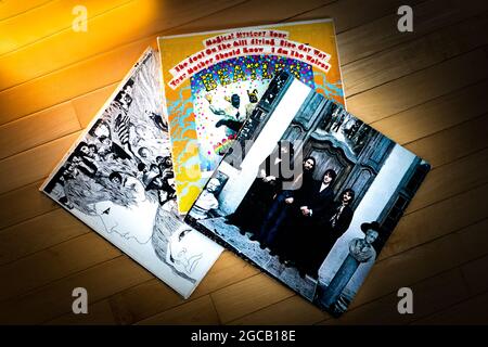 Draufsicht auf drei Beatles-Vinylalben, die auf Holzboden gefräst sind Stockfoto