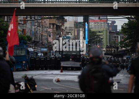 Bangkok, Thailand. August 2021. Thailand: Die Polizei der Menschenmassen hat sich am 7. August 2021 mit regierungsfeindlichen Demonstranten konfrontiert, dem Siegessäule im Herzen von Bangkok. (Foto von Teera Noisakran/Pacific Press) Quelle: Pacific Press Media Production Corp./Alamy Live News Stockfoto