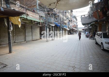 Peshawar, Pakistan. August 2021. Ein Blick auf einen geschlossenen Markt, nachdem die Regierung am Wochenende die Schließung der Märkte angeordnet hatte, da im ganzen Land in Peshawar neue Fälle von COVID-19 gemeldet wurden. Pakistanische Behörden verhängten eine Sperre, um den Ausbruch einer vierten Welle von Infektionen mit der Coronavirus-Krankheit (COVID-19) einzudämmen. (Foto: Hussain Ali/Pacific Press) Quelle: Pacific Press Media Production Corp./Alamy Live News Stockfoto