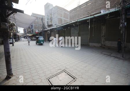 Peshawar, Pakistan. August 2021. Ein Blick auf einen geschlossenen Markt, nachdem die Regierung am Wochenende die Schließung der Märkte angeordnet hatte, da im ganzen Land in Peshawar neue Fälle von COVID-19 gemeldet wurden. Pakistanische Behörden verhängten eine Sperre, um den Ausbruch einer vierten Welle von Infektionen mit der Coronavirus-Krankheit (COVID-19) einzudämmen. (Foto: Hussain Ali/Pacific Press) Quelle: Pacific Press Media Production Corp./Alamy Live News Stockfoto