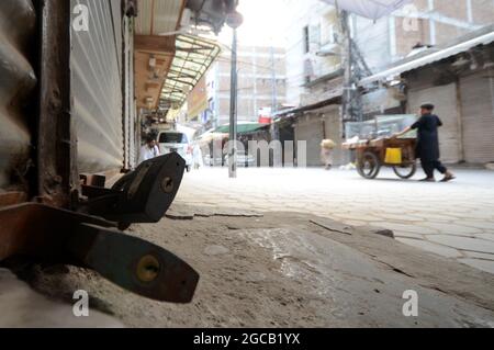 Peshawar, Pakistan. August 2021. Ein Blick auf einen geschlossenen Markt, nachdem die Regierung am Wochenende die Schließung der Märkte angeordnet hatte, da im ganzen Land in Peshawar neue Fälle von COVID-19 gemeldet wurden. Pakistanische Behörden verhängten eine Sperre, um den Ausbruch einer vierten Welle von Infektionen mit der Coronavirus-Krankheit (COVID-19) einzudämmen. (Foto: Hussain Ali/Pacific Press) Quelle: Pacific Press Media Production Corp./Alamy Live News Stockfoto