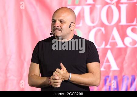 Pozzuoli, Italien. August 2021. Peppe Iodice, Komiker und Schauspieler während der Kermesse in Pozzuoli mit dem Titel „POZZUOLI E'CASAMIA“. (Foto: Salvatore Esposito/Pacific Press) Quelle: Pacific Press Media Production Corp./Alamy Live News Stockfoto