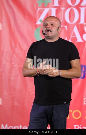 Pozzuoli, Italien. August 2021. Peppe Iodice, Komiker und Schauspieler während der Kermesse in Pozzuoli mit dem Titel „POZZUOLI E'CASAMIA“. (Foto: Salvatore Esposito/Pacific Press) Quelle: Pacific Press Media Production Corp./Alamy Live News Stockfoto