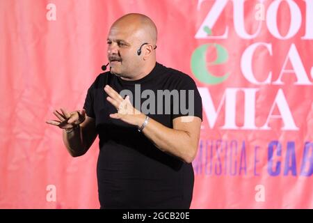 Pozzuoli, Italien. August 2021. Peppe Iodice, Komiker und Schauspieler während der Kermesse in Pozzuoli mit dem Titel „POZZUOLI E'CASAMIA“. (Foto: Salvatore Esposito/Pacific Press) Quelle: Pacific Press Media Production Corp./Alamy Live News Stockfoto