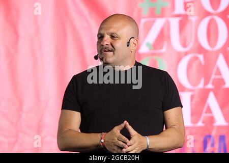 Pozzuoli, Italien. August 2021. Peppe Iodice, Komiker und Schauspieler während der Kermesse in Pozzuoli mit dem Titel „POZZUOLI E'CASAMIA“. (Foto: Salvatore Esposito/Pacific Press) Quelle: Pacific Press Media Production Corp./Alamy Live News Stockfoto