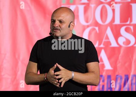 Pozzuoli, Italien. August 2021. Peppe Iodice, Komiker und Schauspieler während der Kermesse in Pozzuoli mit dem Titel „POZZUOLI E'CASAMIA“. (Foto: Salvatore Esposito/Pacific Press) Quelle: Pacific Press Media Production Corp./Alamy Live News Stockfoto