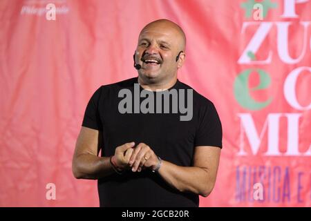 Pozzuoli, Italien. August 2021. Peppe Iodice, Komiker und Schauspieler während der Kermesse in Pozzuoli mit dem Titel „POZZUOLI E'CASAMIA“. (Foto: Salvatore Esposito/Pacific Press) Quelle: Pacific Press Media Production Corp./Alamy Live News Stockfoto