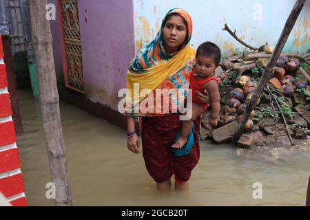 Indische Bewohner, die am 07. August 2021 im Distrikt Howrah im indischen Bundesstaat Westbengalen Material zur Fluthilfe zur Verfügung gestellt hatten.in diesen sieben Distrikten sind mehr als 4 lakh Hektar Ackerland unter Wasser. Starke Regenfälle und die anschließende Ableitung von Wasser aus Dämmen in den letzten Tagen haben große Teile der Distrikte Purba und Paschim Bardhaman, Paschim Medinipur, Hooghly, Howrah, South 24 Parganas und Birbhum überschwemmt. Am Donnerstag wurde 24,000 Cusec Wasser aus dem Maithon-Staudamm der Damodar Valley Corporation freigesetzt und es liegt im normalen Bereich, einem DVC-Büro Stockfoto