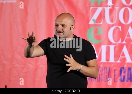 Pozzuoli, Italien. August 2021. Peppe Iodice, Komiker und Schauspieler während der Kermesse in Pozzuoli mit dem Titel „POZZUOLI E'CASAMIA“. (Foto: Salvatore Esposito/Pacific Press) Quelle: Pacific Press Media Production Corp./Alamy Live News Stockfoto