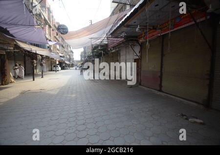 Peshawar, Pakistan. August 2021. Ein Blick auf einen geschlossenen Markt, nachdem die Regierung am Wochenende die Schließung der Märkte angeordnet hatte, da im ganzen Land in Peshawar neue Fälle von COVID-19 gemeldet wurden. Pakistanische Behörden verhängten eine Sperre, um den Ausbruch einer vierten Welle von Infektionen mit der Coronavirus-Krankheit (COVID-19) einzudämmen. (Foto: Hussain Ali/Pacific Press) Quelle: Pacific Press Media Production Corp./Alamy Live News Stockfoto