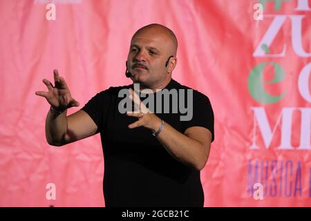 Pozzuoli, Italien. August 2021. Peppe Iodice, Komiker und Schauspieler während der Kermesse in Pozzuoli mit dem Titel „POZZUOLI E'CASAMIA“. (Foto: Salvatore Esposito/Pacific Press) Quelle: Pacific Press Media Production Corp./Alamy Live News Stockfoto
